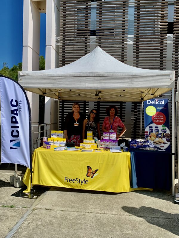 Le stand de CIPAC Healthcare tenu par Monika RAUCH, Pascale PATIER-DESMOTTES et Manon CHAUBERT JMC