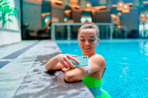 mesure-de-la-glycemie-en-continu enfant piscine diabète